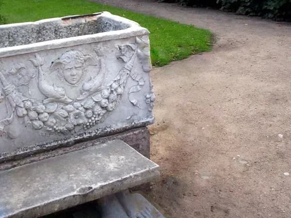 Rzeźby z granitu - trwałe i piękne elementy dekoracyjne do Twojego ogrodu