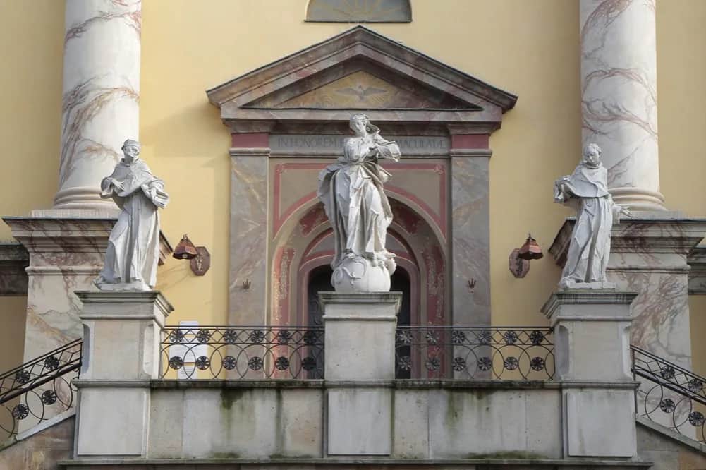 Rzeźby Adama Myjaka: Odkryj niezwykłe dzieła i ich znaczenie