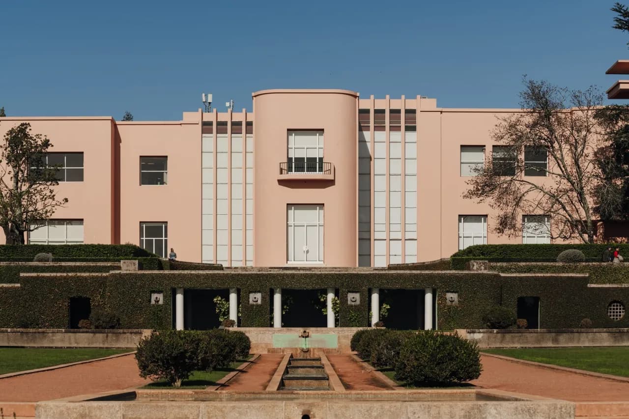 Muzeum sztuki współczesnej Serralves w Porto – historia, wystawy i więcej